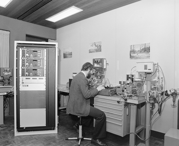 883332 Afbeelding van een medewerker van het Gasbedrijf Centraal Nederland (Atoomweg 50) te Utrecht, met enkele instrumenten.